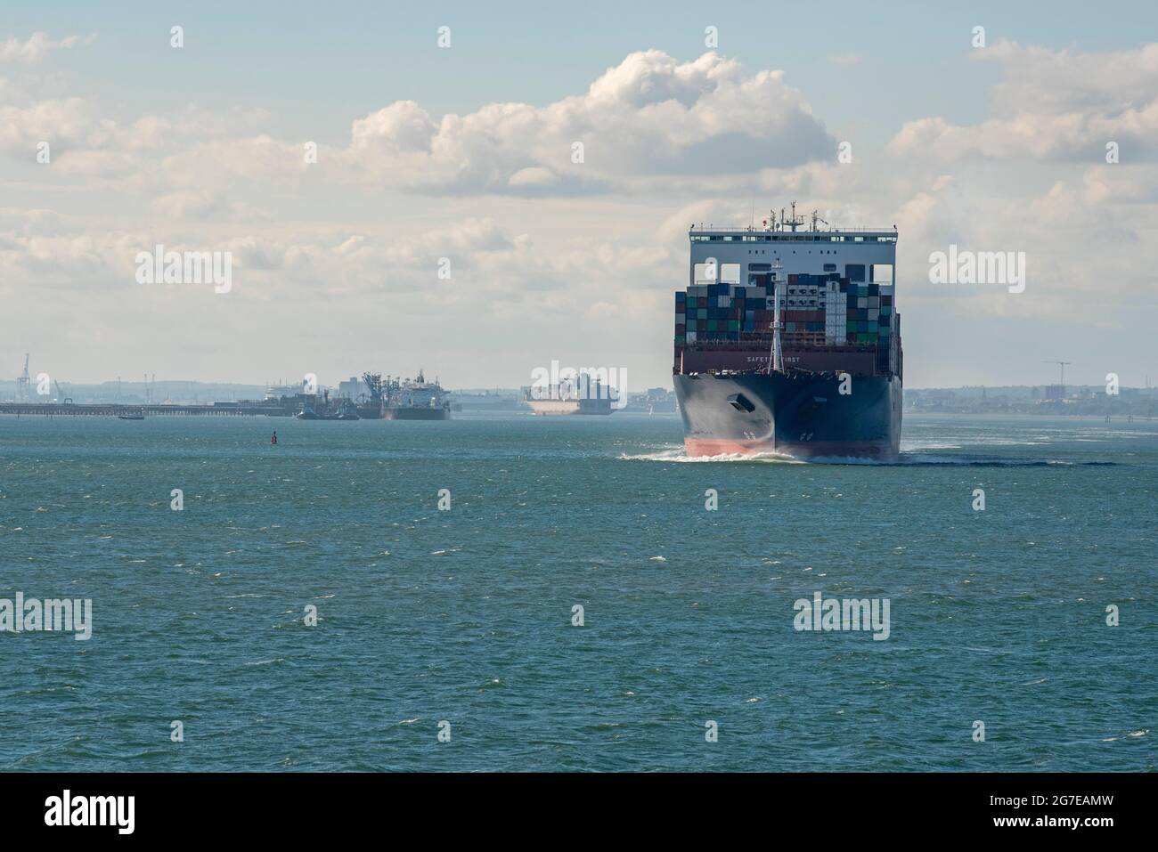 Southampton Water, Angleterre, Royaume-Uni. 2021. Navire à conteneurs en cours sur Southampton Water quittant le port de Southampton Banque D'Images