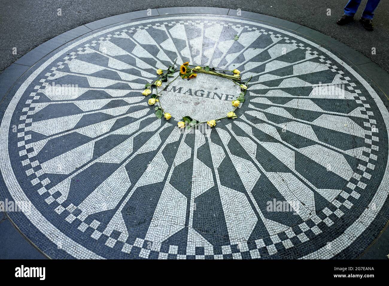 Les touristes rendent hommage à John Lennon au mémorial de Strawberry Fields, à Central Park, à New York. Banque D'Images