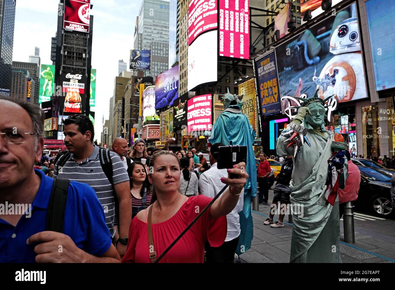 Les touristes se rassemblent à Times Square à Manhattan, dans la ville de New York. Banque D'Images