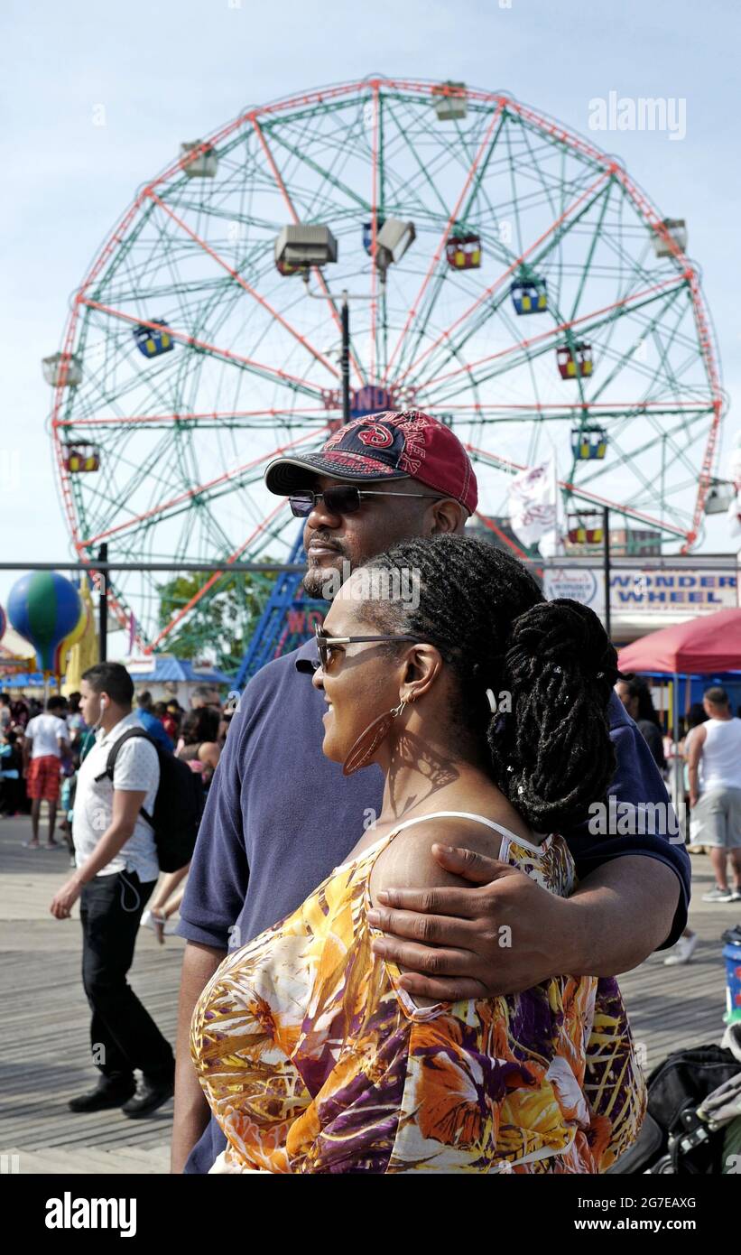 Couple sur la promenade de Coney Island, pendant un dimanche après-midi d'été chaud, à New York. Banque D'Images