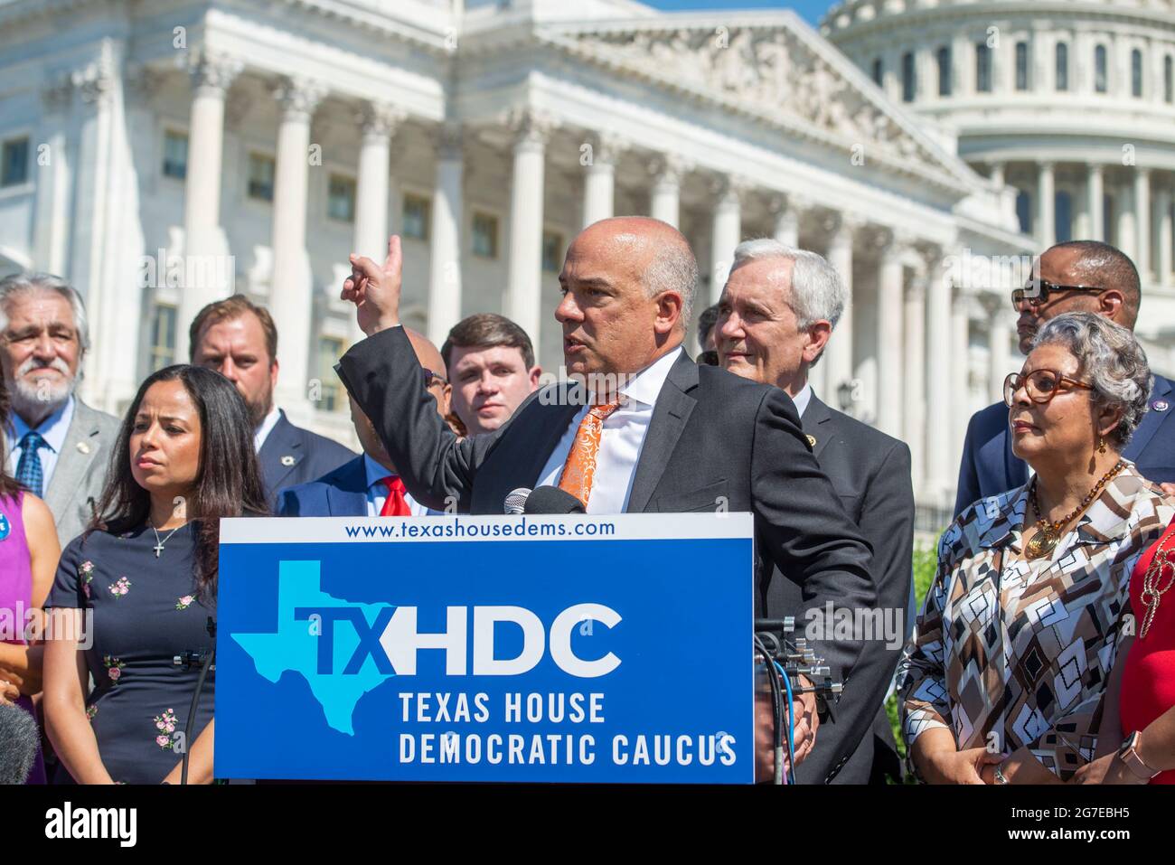 Le représentant d'État du Texas, Chris Turner, président du Texas House Democratic Caucus, est accompagné du représentant des États-Unis, Lloyd Doggett (démocrate du Texas), à droite, Et un groupe de députés démocrates de la Chambre des représentants du Texas qui fait des remarques lors d'une conférence de presse sur les droits de vote en dehors du Capitole des États-Unis à Washington, DC, le mardi 13 juillet 2021. Afin d'empêcher les Républicains d'adopter de nouvelles restrictions électorales, la Chambre des représentants de l'État du Texas est arrivée à l'aéroport international de Dulles hier soir après avoir fui leur État à l'aide d'une paire de jets d'affrètement. CRED Banque D'Images