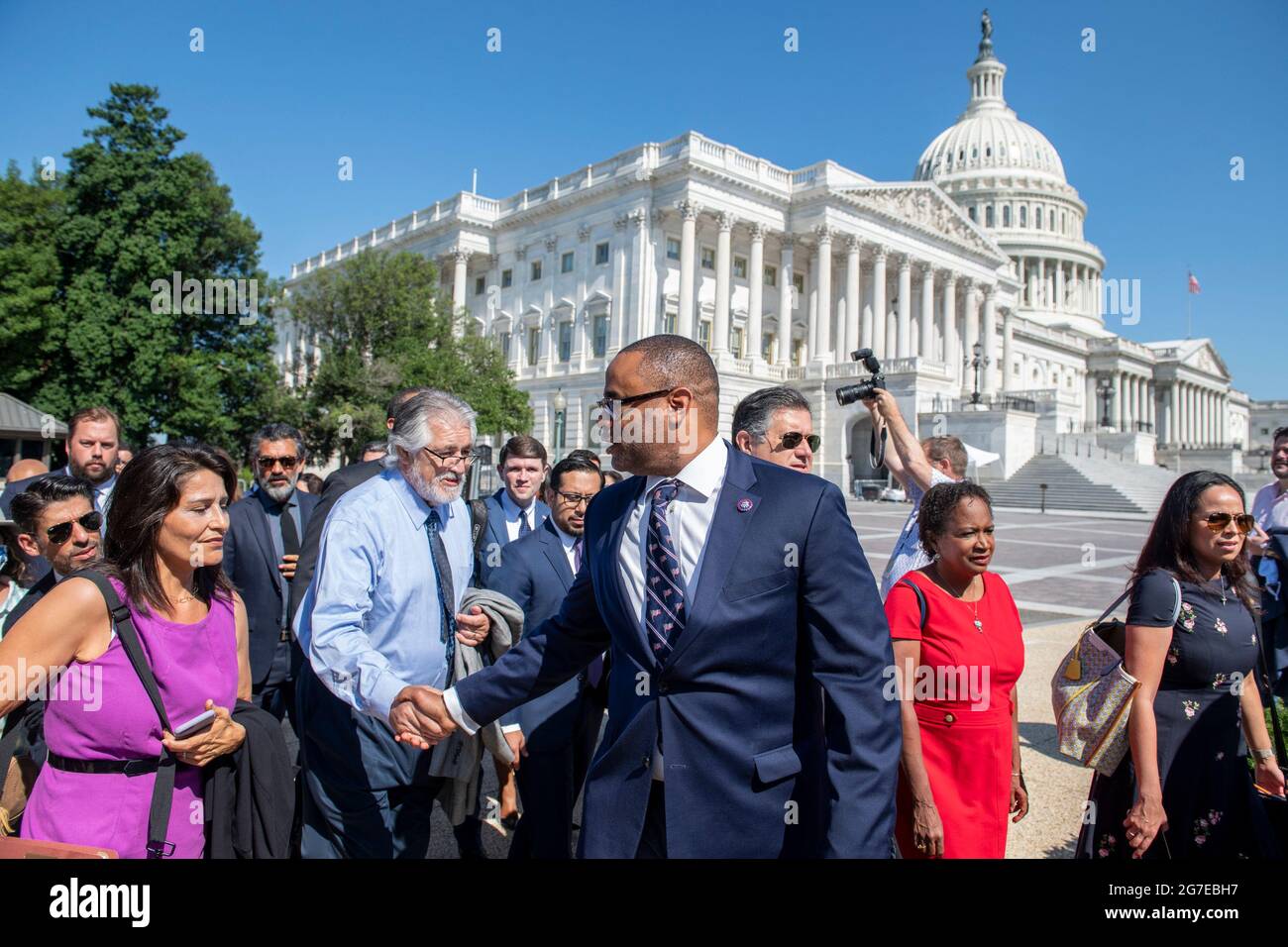 Le représentant des États-Unis, Marc Veasey (démocrate du Texas), centre, accueille un groupe de députés démocrates de la Chambre des représentants du Texas, avant une conférence de presse sur les droits de vote en dehors du Capitole des États-Unis à Washington, DC, le mardi 13 juillet 2021. Afin d'empêcher les Républicains d'adopter de nouvelles restrictions électorales, la Chambre des représentants de l'État du Texas est arrivée à l'aéroport international de Dulles hier soir après avoir fui leur État à l'aide d'une paire de jets d'affrètement. Crédit : Rod Lamkey/CNP Banque D'Images