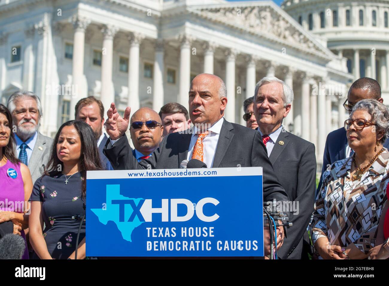 Le représentant d'État du Texas, Chris Turner, président du Texas House Democratic Caucus, est accompagné du représentant des États-Unis, Lloyd Doggett (démocrate du Texas), à droite, Et un groupe de députés démocrates de la Chambre des représentants du Texas qui fait des remarques lors d'une conférence de presse sur les droits de vote en dehors du Capitole des États-Unis à Washington, DC, le mardi 13 juillet 2021. Afin d'empêcher les Républicains d'adopter de nouvelles restrictions électorales, la Chambre des représentants de l'État du Texas est arrivée à l'aéroport international de Dulles hier soir après avoir fui leur État à l'aide d'une paire de jets d'affrètement. CRED Banque D'Images