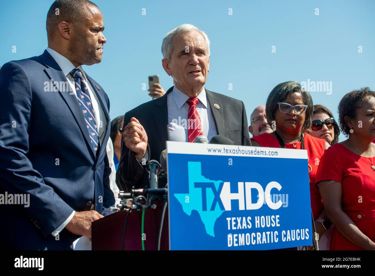 Le représentant des États-Unis Lloyd Doggett (démocrate du Texas), à droite, est accompagné du représentant des États-Unis Marc Veasey (démocrate du Texas), à gauche, Et un groupe de députés démocrates de la Chambre des représentants du Texas qui fait des remarques lors d'une conférence de presse sur les droits de vote en dehors du Capitole des États-Unis à Washington, DC, le mardi 13 juillet 2021. Afin d'empêcher les Républicains d'adopter de nouvelles restrictions électorales, la Chambre des représentants de l'État du Texas est arrivée à l'aéroport international de Dulles hier soir après avoir fui leur État à l'aide d'une paire de jets d'affrètement. Crédit : Rod Lamkey/CNP Banque D'Images