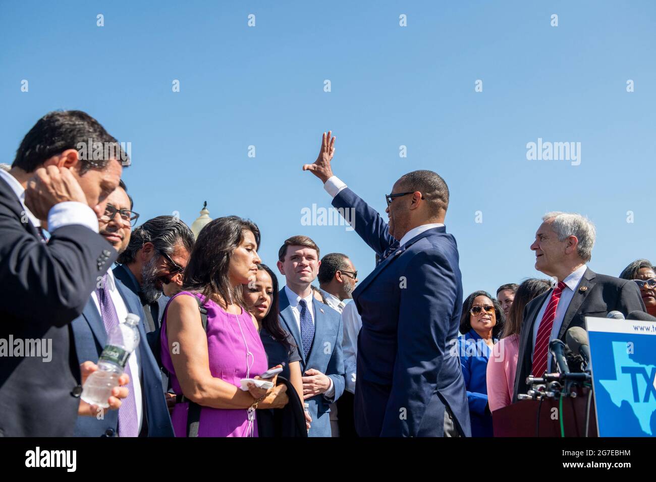 Le représentant des États-Unis, Marc Veasey (démocrate du Texas), centre, accueille un groupe de députés démocrates de la Chambre des représentants du Texas, avant une conférence de presse sur les droits de vote en dehors du Capitole des États-Unis à Washington, DC, le mardi 13 juillet 2021. Afin d'empêcher les Républicains d'adopter de nouvelles restrictions électorales, la Chambre des représentants de l'État du Texas est arrivée à l'aéroport international de Dulles hier soir après avoir fui leur État à l'aide d'une paire de jets d'affrètement. Crédit : Rod Lamkey/CNP Banque D'Images