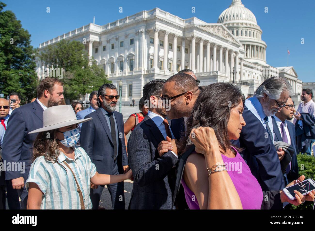 Le représentant des États-Unis, Marc Veasey (démocrate du Texas), centre, accueille un groupe de députés démocrates de la Chambre des représentants du Texas, avant une conférence de presse sur les droits de vote en dehors du Capitole des États-Unis à Washington, DC, le mardi 13 juillet 2021. Afin d'empêcher les Républicains d'adopter de nouvelles restrictions électorales, la Chambre des représentants de l'État du Texas est arrivée à l'aéroport international de Dulles hier soir après avoir fui leur État à l'aide d'une paire de jets d'affrètement. Crédit : Rod Lamkey/CNP Banque D'Images