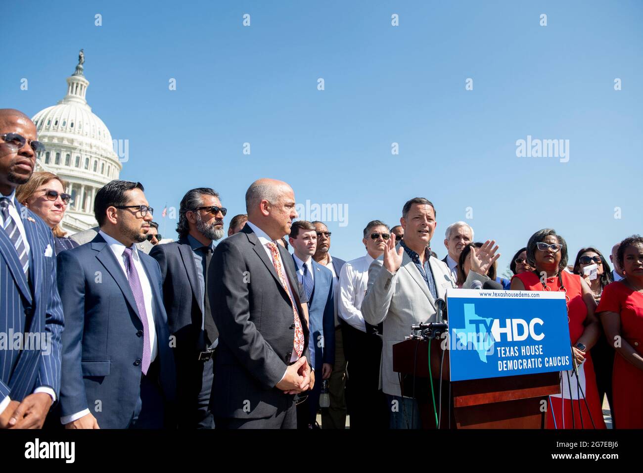 Rafael Anchia (District D 103), représentant de l'État du Texas, est accompagné d'un groupe de membres démocrates de la Chambre des représentants du Texas, qui fait des remarques lors d'une conférence de presse sur les droits de vote à l'extérieur du Capitole des États-Unis, à Washington, DC, le mardi 13 juillet 2021. Afin d'empêcher les Républicains d'adopter de nouvelles restrictions électorales, la Chambre des représentants de l'État du Texas est arrivée à l'aéroport international de Dulles hier soir après avoir fui leur État à l'aide d'une paire de jets d'affrètement. Crédit : Rod Lamkey/CNP Banque D'Images