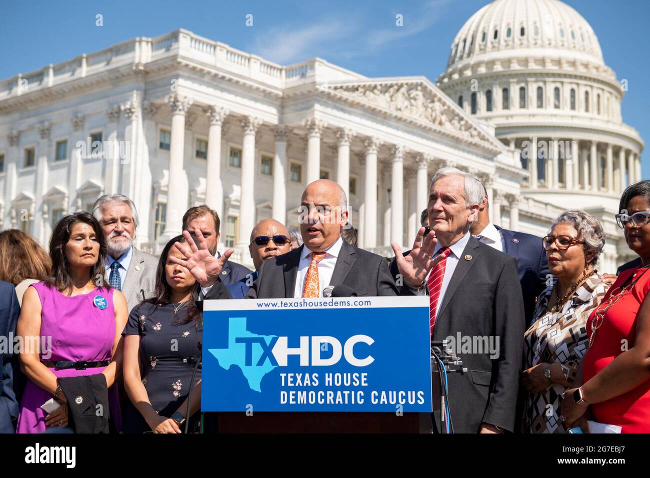 Le représentant d'État du Texas, Chris Turner, président du Texas House Democratic Caucus, est accompagné du représentant des États-Unis, Lloyd Doggett (démocrate du Texas), à droite, Et un groupe de députés démocrates de la Chambre des représentants du Texas qui fait des remarques lors d'une conférence de presse sur les droits de vote en dehors du Capitole des États-Unis à Washington, DC, le mardi 13 juillet 2021. Afin d'empêcher les Républicains d'adopter de nouvelles restrictions électorales, la Chambre des représentants de l'État du Texas est arrivée à l'aéroport international de Dulles hier soir après avoir fui leur État à l'aide d'une paire de jets d'affrètement. CRED Banque D'Images