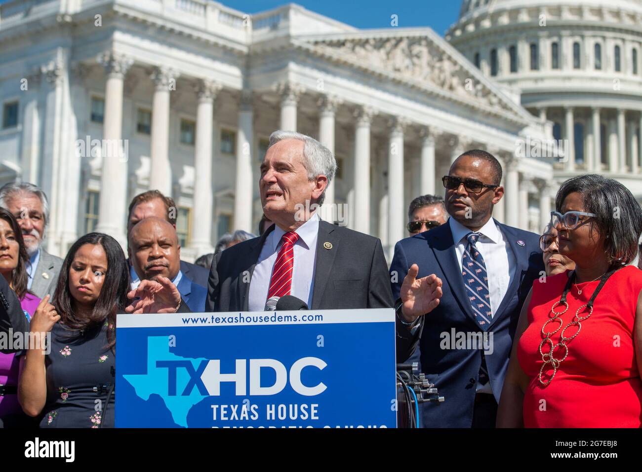 Le représentant des États-Unis Lloyd Doggett (démocrate du Texas), est rejoint par un groupe de membres démocrates de la Chambre des représentants du Texas, qui fait des remarques lors d'une conférence de presse sur les droits de vote à l'extérieur du Capitole des États-Unis, à Washington, DC, le mardi 13 juillet 2021. Afin d'empêcher les Républicains d'adopter de nouvelles restrictions électorales, la Chambre des représentants de l'État du Texas est arrivée à l'aéroport international de Dulles hier soir après avoir fui leur État à l'aide d'une paire de jets d'affrètement. Crédit : Rod Lamkey/CNP Banque D'Images