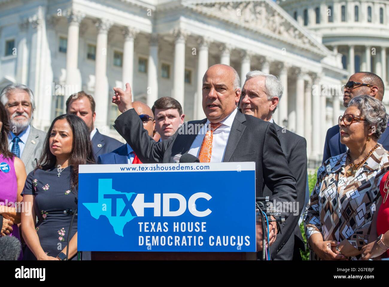 Le représentant d'État du Texas, Chris Turner, président du Texas House Democratic Caucus, est accompagné du représentant des États-Unis, Lloyd Doggett (démocrate du Texas), à droite, Et un groupe de députés démocrates de la Chambre des représentants du Texas qui fait des remarques lors d'une conférence de presse sur les droits de vote en dehors du Capitole des États-Unis à Washington, DC, le mardi 13 juillet 2021. Afin d'empêcher les Républicains d'adopter de nouvelles restrictions électorales, la Chambre des représentants de l'État du Texas est arrivée à l'aéroport international de Dulles hier soir après avoir fui leur État à l'aide d'une paire de jets d'affrètement. CRED Banque D'Images