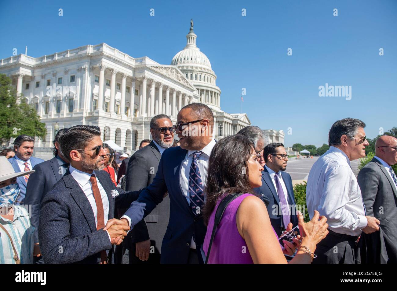 Le représentant des États-Unis, Marc Veasey (démocrate du Texas), centre, accueille un groupe de députés démocrates de la Chambre des représentants du Texas, avant une conférence de presse sur les droits de vote en dehors du Capitole des États-Unis à Washington, DC, le mardi 13 juillet 2021. Afin d'empêcher les Républicains d'adopter de nouvelles restrictions électorales, la Chambre des représentants de l'État du Texas est arrivée à l'aéroport international de Dulles hier soir après avoir fui leur État à l'aide d'une paire de jets d'affrètement. Crédit : Rod Lamkey/CNP Banque D'Images