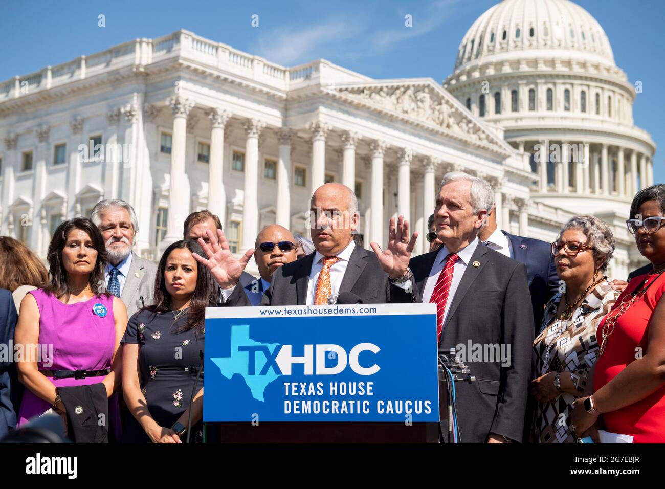 Le représentant d'État du Texas, Chris Turner, président du Texas House Democratic Caucus, est accompagné du représentant des États-Unis, Lloyd Doggett (démocrate du Texas), à droite, Et un groupe de députés démocrates de la Chambre des représentants du Texas qui fait des remarques lors d'une conférence de presse sur les droits de vote en dehors du Capitole des États-Unis à Washington, DC, le mardi 13 juillet 2021. Afin d'empêcher les Républicains d'adopter de nouvelles restrictions électorales, la Chambre des représentants de l'État du Texas est arrivée à l'aéroport international de Dulles hier soir après avoir fui leur État à l'aide d'une paire de jets d'affrètement. CRED Banque D'Images