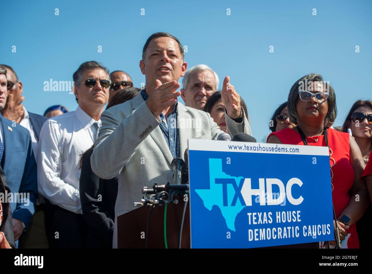 Rafael Anchia (District D 103), représentant de l'État du Texas, est accompagné d'un groupe de membres démocrates de la Chambre des représentants du Texas, qui fait des remarques lors d'une conférence de presse sur les droits de vote à l'extérieur du Capitole des États-Unis, à Washington, DC, le mardi 13 juillet 2021. Afin d'empêcher les Républicains d'adopter de nouvelles restrictions électorales, la Chambre des représentants de l'État du Texas est arrivée à l'aéroport international de Dulles hier soir après avoir fui leur État à l'aide d'une paire de jets d'affrètement. Crédit : Rod Lamkey/CNP Banque D'Images