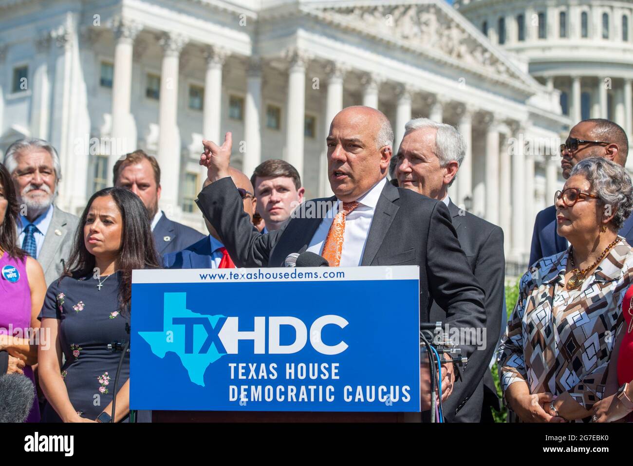 Le représentant d'État du Texas, Chris Turner, président du Texas House Democratic Caucus, est accompagné du représentant des États-Unis, Lloyd Doggett (démocrate du Texas), à droite, Et un groupe de députés démocrates de la Chambre des représentants du Texas qui fait des remarques lors d'une conférence de presse sur les droits de vote en dehors du Capitole des États-Unis à Washington, DC, le mardi 13 juillet 2021. Afin d'empêcher les Républicains d'adopter de nouvelles restrictions électorales, la Chambre des représentants de l'État du Texas est arrivée à l'aéroport international de Dulles hier soir après avoir fui leur État à l'aide d'une paire de jets d'affrètement. CRED Banque D'Images
