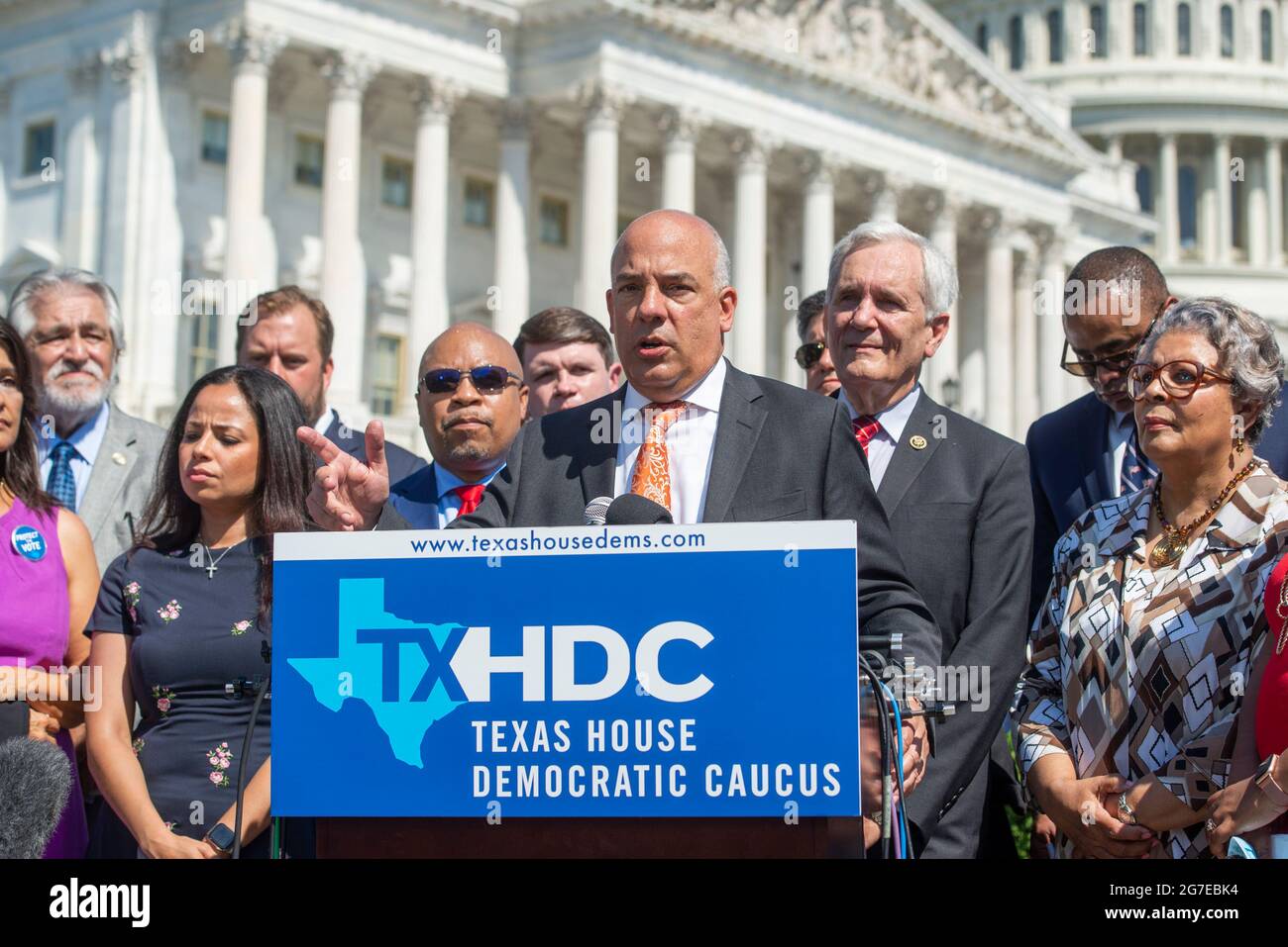 Le représentant d'État du Texas, Chris Turner, président du Texas House Democratic Caucus, est accompagné du représentant des États-Unis, Lloyd Doggett (démocrate du Texas), à droite, Et un groupe de députés démocrates de la Chambre des représentants du Texas qui fait des remarques lors d'une conférence de presse sur les droits de vote en dehors du Capitole des États-Unis à Washington, DC, le mardi 13 juillet 2021. Afin d'empêcher les Républicains d'adopter de nouvelles restrictions électorales, la Chambre des représentants de l'État du Texas est arrivée à l'aéroport international de Dulles hier soir après avoir fui leur État à l'aide d'une paire de jets d'affrètement. CRED Banque D'Images
