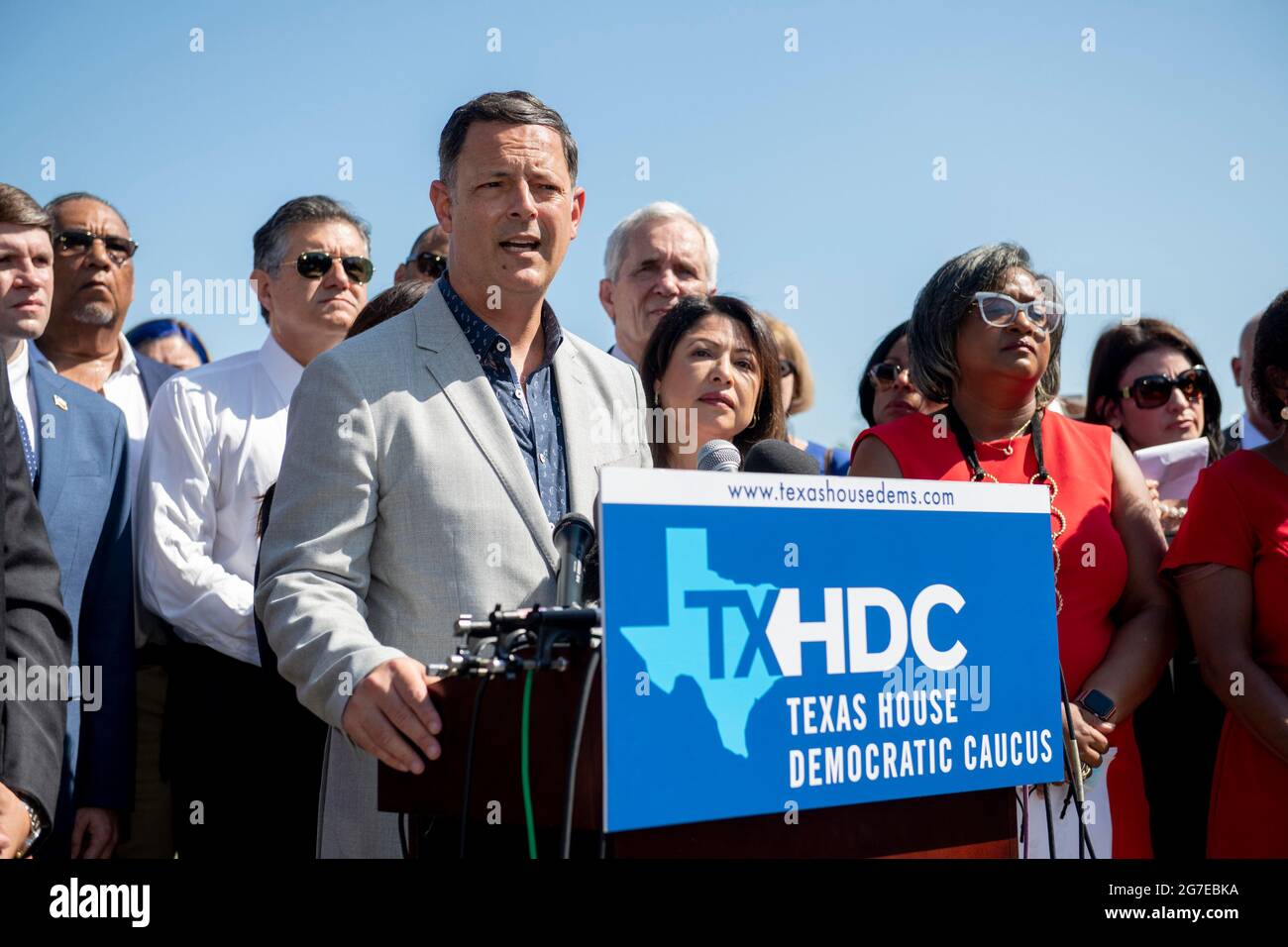 Rafael Anchia (District D 103), représentant de l'État du Texas, est accompagné d'un groupe de membres démocrates de la Chambre des représentants du Texas, qui fait des remarques lors d'une conférence de presse sur les droits de vote à l'extérieur du Capitole des États-Unis, à Washington, DC, le mardi 13 juillet 2021. Afin d'empêcher les Républicains d'adopter de nouvelles restrictions électorales, la Chambre des représentants de l'État du Texas est arrivée à l'aéroport international de Dulles hier soir après avoir fui leur État à l'aide d'une paire de jets d'affrètement. Crédit : Rod Lamkey/CNP Banque D'Images