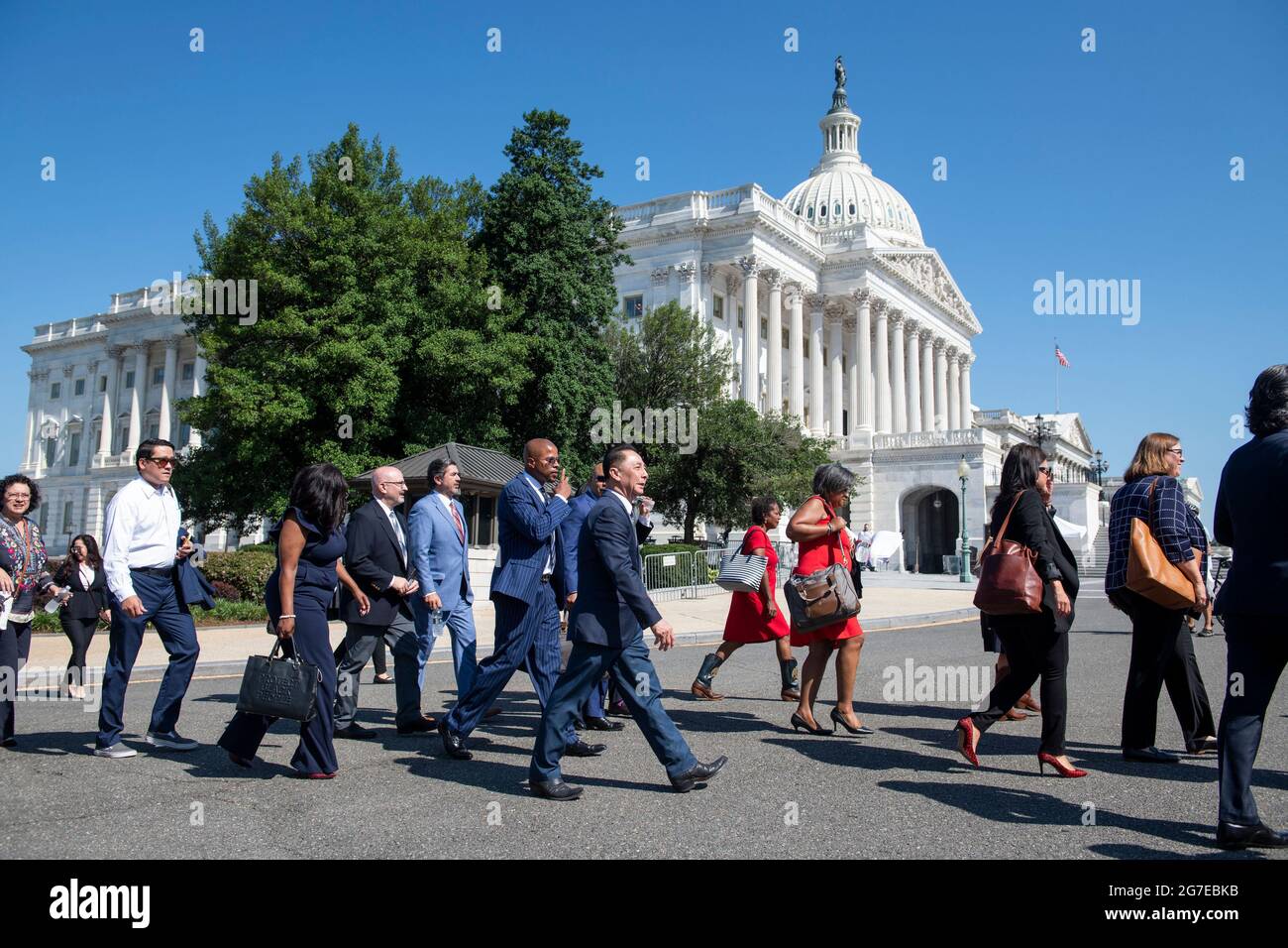 Un groupe de députés démocrates de la Chambre des représentants du Texas arrivent au Capitole pour une conférence de presse sur le droit de vote, à Washington, DC, le mardi 13 juillet, 2021. Dans un effort pour empêcher les Républicains d'adopter de nouvelles restrictions électorales, la Chambre des représentants de l'État du Texas est arrivée à l'aéroport international de Dulles hier soir après avoir fui leur État dans une paire de jets charters. Crédit : Rod Lamkey/CNP Banque D'Images