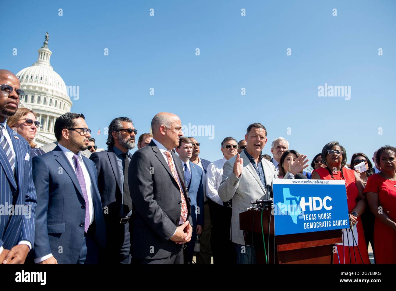 Rafael Anchia (District D 103), représentant de l'État du Texas, est accompagné d'un groupe de membres démocrates de la Chambre des représentants du Texas, qui fait des remarques lors d'une conférence de presse sur les droits de vote à l'extérieur du Capitole des États-Unis, à Washington, DC, le mardi 13 juillet 2021. Afin d'empêcher les Républicains d'adopter de nouvelles restrictions électorales, la Chambre des représentants de l'État du Texas est arrivée à l'aéroport international de Dulles hier soir après avoir fui leur État à l'aide d'une paire de jets d'affrètement. Crédit : Rod Lamkey/CNP Banque D'Images