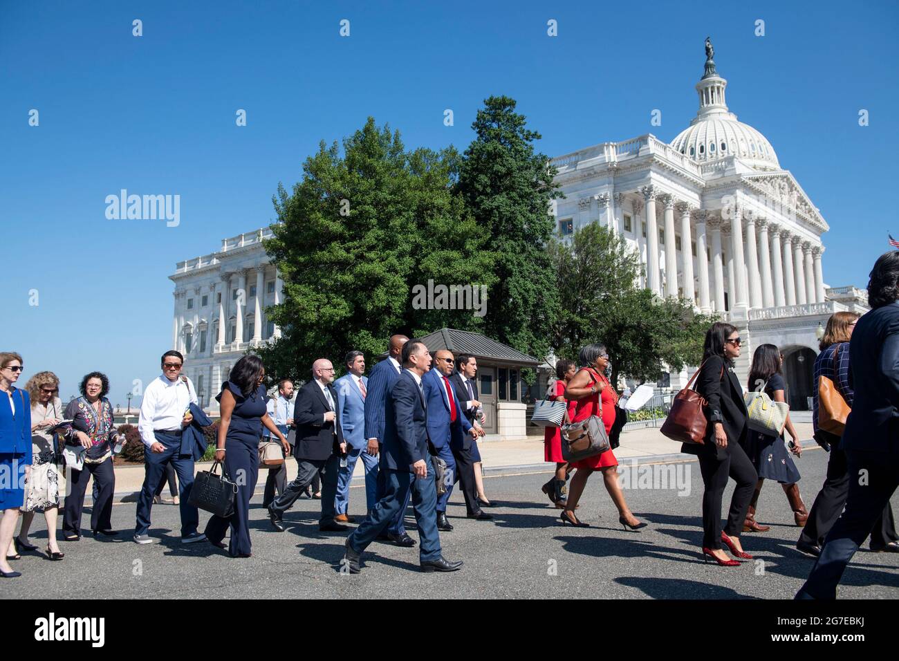 Un groupe de députés démocrates de la Chambre des représentants du Texas arrivent au Capitole pour une conférence de presse sur le droit de vote, à Washington, DC, le mardi 13 juillet, 2021. Dans un effort pour empêcher les Républicains d'adopter de nouvelles restrictions électorales, la Chambre des représentants de l'État du Texas est arrivée à l'aéroport international de Dulles hier soir après avoir fui leur État dans une paire de jets charters. Crédit : Rod Lamkey/CNP Banque D'Images