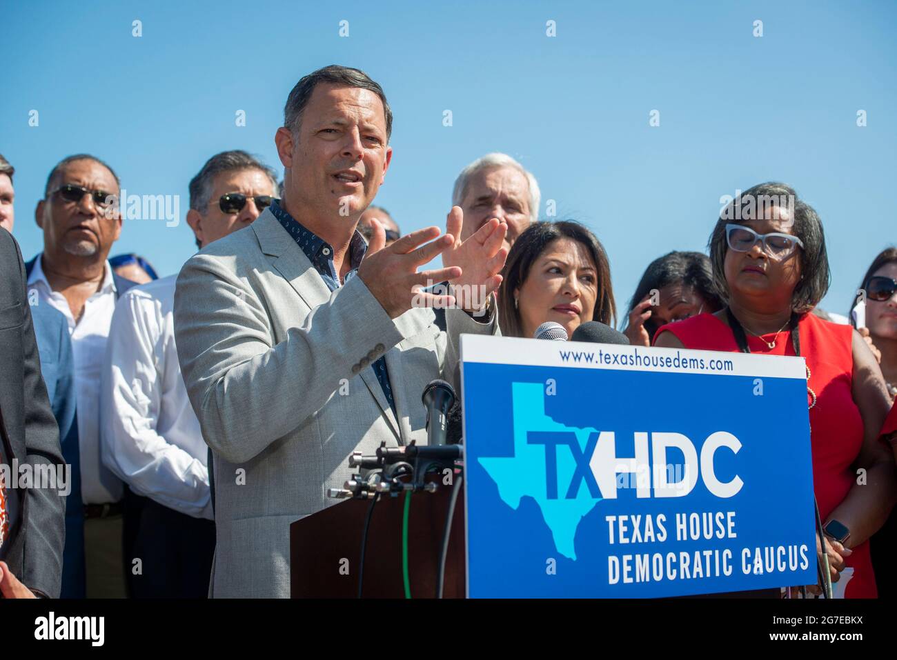 Rafael Anchia (District D 103), représentant de l'État du Texas, est accompagné d'un groupe de membres démocrates de la Chambre des représentants du Texas, qui fait des remarques lors d'une conférence de presse sur les droits de vote à l'extérieur du Capitole des États-Unis, à Washington, DC, le mardi 13 juillet 2021. Afin d'empêcher les Républicains d'adopter de nouvelles restrictions électorales, la Chambre des représentants de l'État du Texas est arrivée à l'aéroport international de Dulles hier soir après avoir fui leur État à l'aide d'une paire de jets d'affrètement. Crédit : Rod Lamkey/CNP Banque D'Images