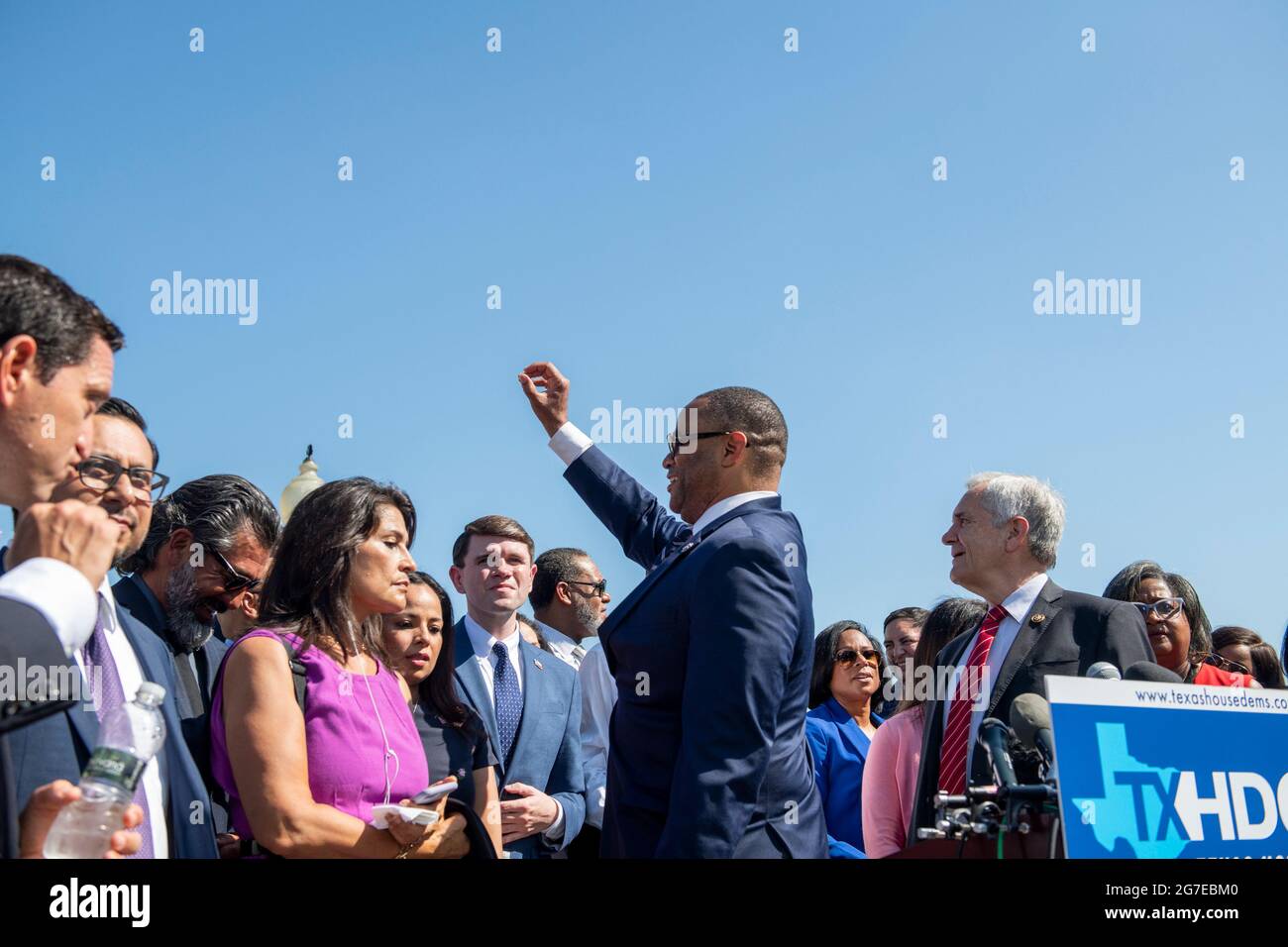 Le représentant des États-Unis, Marc Veasey (démocrate du Texas), centre, accueille un groupe de députés démocrates de la Chambre des représentants du Texas, avant une conférence de presse sur les droits de vote en dehors du Capitole des États-Unis à Washington, DC, le mardi 13 juillet 2021. Afin d'empêcher les Républicains d'adopter de nouvelles restrictions électorales, la Chambre des représentants de l'État du Texas est arrivée à l'aéroport international de Dulles hier soir après avoir fui leur État à l'aide d'une paire de jets d'affrètement. Crédit : Rod Lamkey/CNP Banque D'Images
