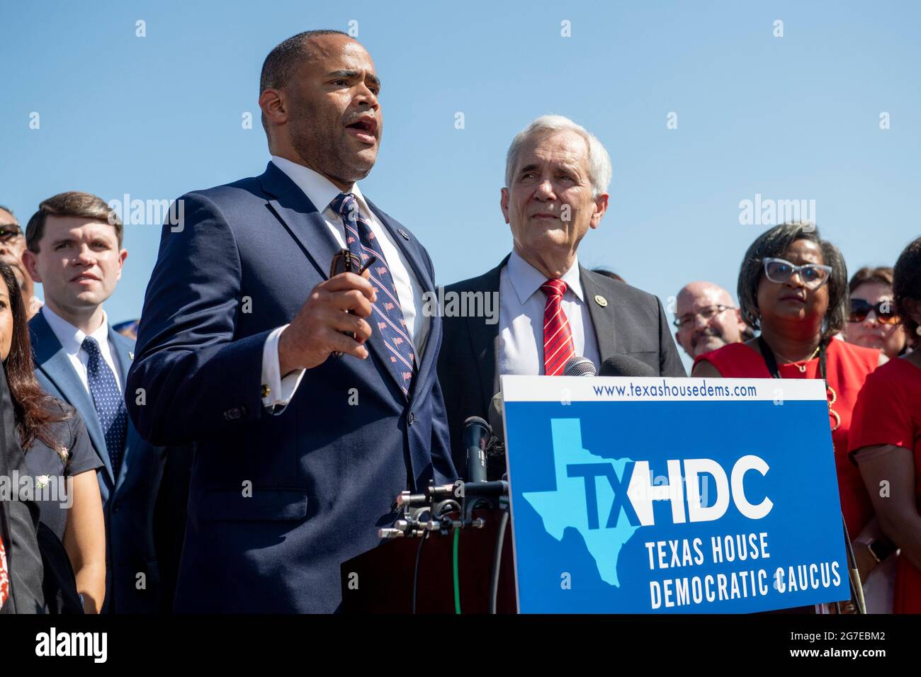 Le représentant des États-Unis Marc Veasey (démocrate du Texas), à gauche, est accompagné du représentant des États-Unis Lloyd Doggett (démocrate du Texas), à droite, Et un groupe de députés démocrates de la Chambre des représentants du Texas qui fait des remarques lors d'une conférence de presse sur les droits de vote en dehors du Capitole des États-Unis à Washington, DC, le mardi 13 juillet 2021. Afin d'empêcher les Républicains d'adopter de nouvelles restrictions électorales, la Chambre des représentants de l'État du Texas est arrivée à l'aéroport international de Dulles hier soir après avoir fui leur État à l'aide d'une paire de jets d'affrètement. Crédit : Rod Lamkey/CNP Banque D'Images