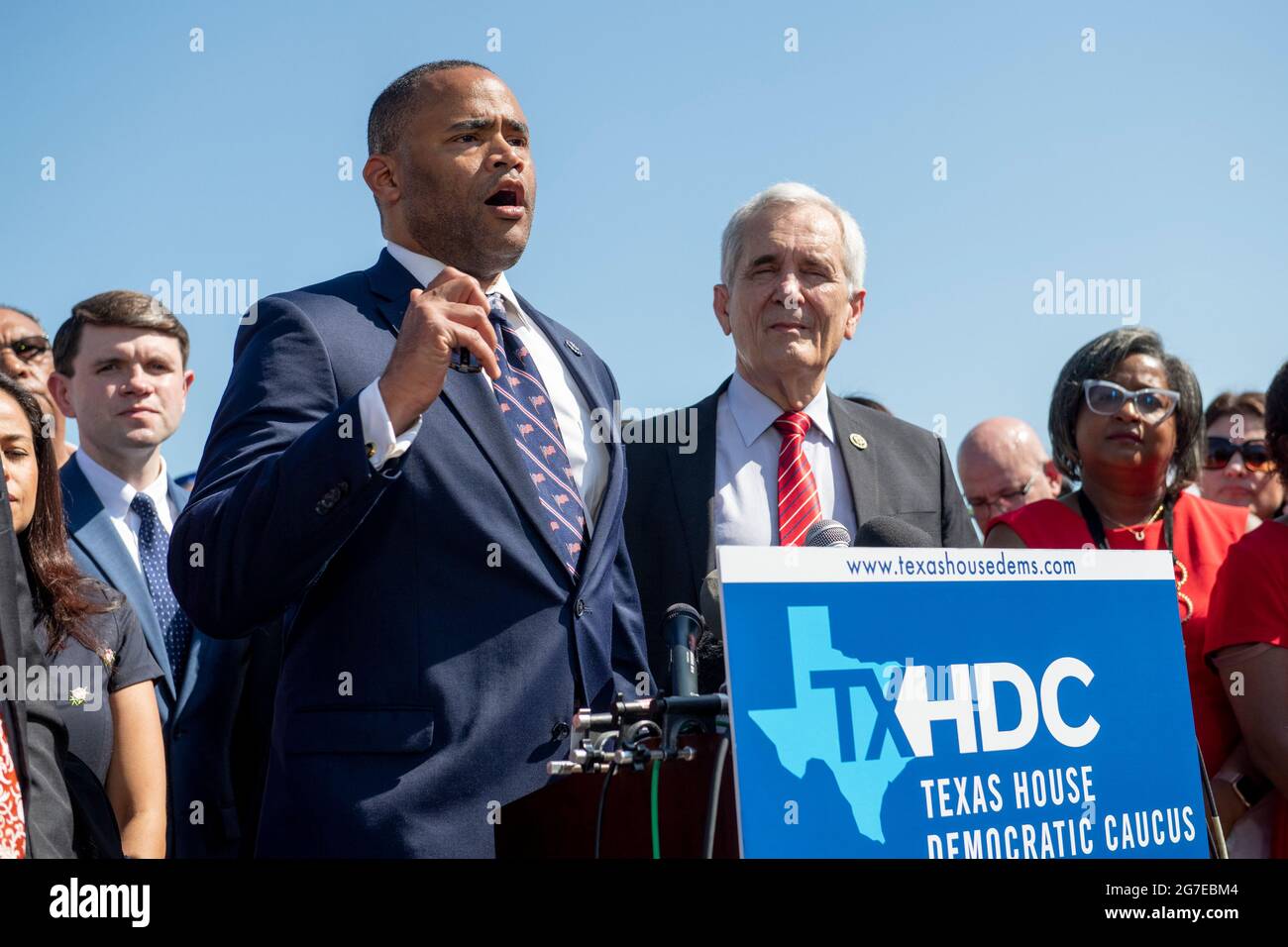Le représentant des États-Unis Marc Veasey (démocrate du Texas), à gauche, est accompagné du représentant des États-Unis Lloyd Doggett (démocrate du Texas), à droite, Et un groupe de députés démocrates de la Chambre des représentants du Texas qui fait des remarques lors d'une conférence de presse sur les droits de vote en dehors du Capitole des États-Unis à Washington, DC, le mardi 13 juillet 2021. Afin d'empêcher les Républicains d'adopter de nouvelles restrictions électorales, la Chambre des représentants de l'État du Texas est arrivée à l'aéroport international de Dulles hier soir après avoir fui leur État à l'aide d'une paire de jets d'affrètement. Crédit : Rod Lamkey/CNP Banque D'Images