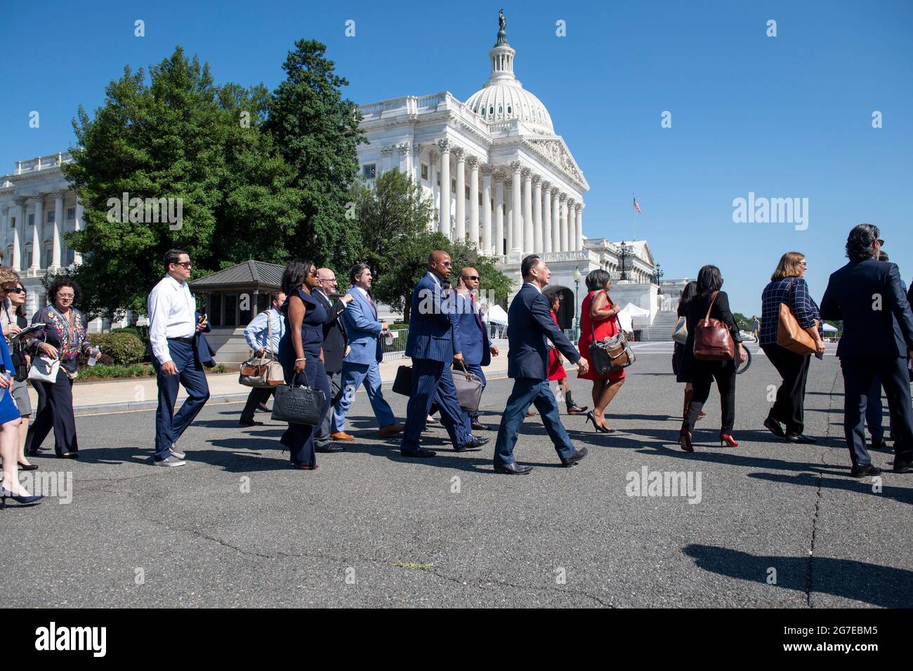 Un groupe de députés démocrates de la Chambre des représentants du Texas arrivent au Capitole pour une conférence de presse sur le droit de vote, à Washington, DC, le mardi 13 juillet, 2021. Dans un effort pour empêcher les Républicains d'adopter de nouvelles restrictions électorales, la Chambre des représentants de l'État du Texas est arrivée à l'aéroport international de Dulles hier soir après avoir fui leur État dans une paire de jets charters. Crédit : Rod Lamkey/CNP Banque D'Images