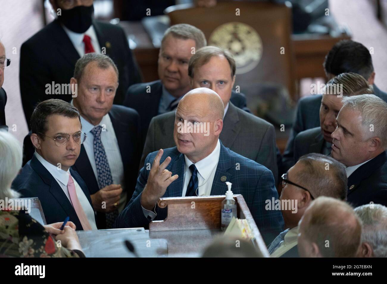 Représentants d'État républicains. Briscoe Cain, R-Deer Park, Tony Tinderholt, R-Arlington, et Bryan Slaton, député de R-Mineola, discutent avec le parlementaire de la Chambre tandis que la Chambre du Texas tente d'obtenir le quorum des membres le lendemain que la plupart des députés démocrates ont quitté l'État pour protester contre les projets de loi restrictifs sur le droit de vote à l'étude à la 87e législature. Moins que les 2/3 membres requis se sont présentés de sorte que la Chambre ne peut pas légalement faire des affaires. Crédit : Bob Daemmrich/Alay Live News Banque D'Images