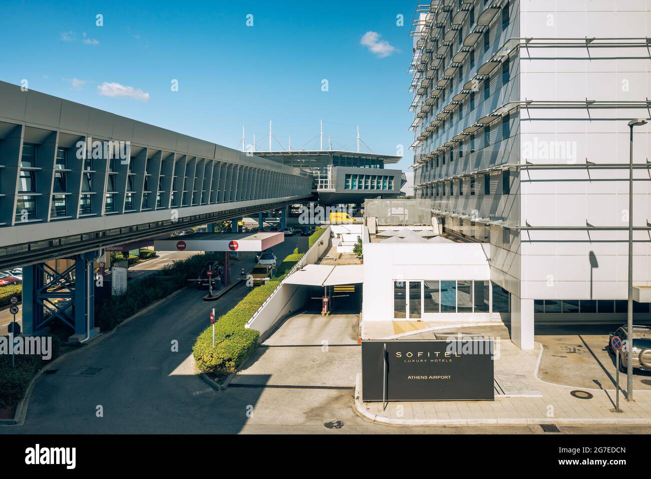 Athènes, Grèce - 1er octobre 2020 : chemin passager et hôtel à l'aéroport d'Athènes Banque D'Images