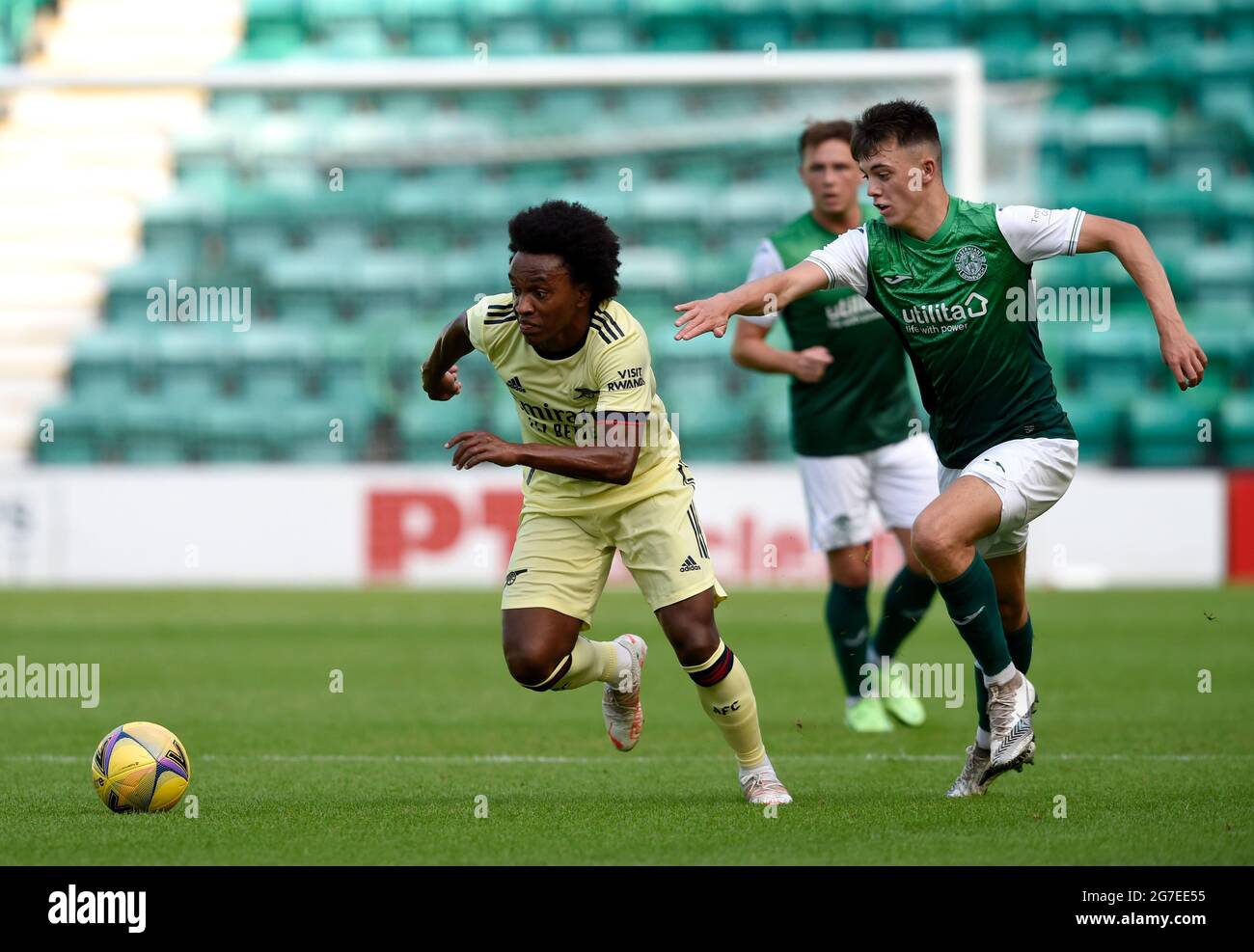 Willian d'Arsenal (à gauche) et Melker Hallberg d'Hibernian se battent pour le ballon lors du match d'avant-saison à Easter Road, Édimbourg. Date de la photo: Mardi 13 juillet 2021. Banque D'Images