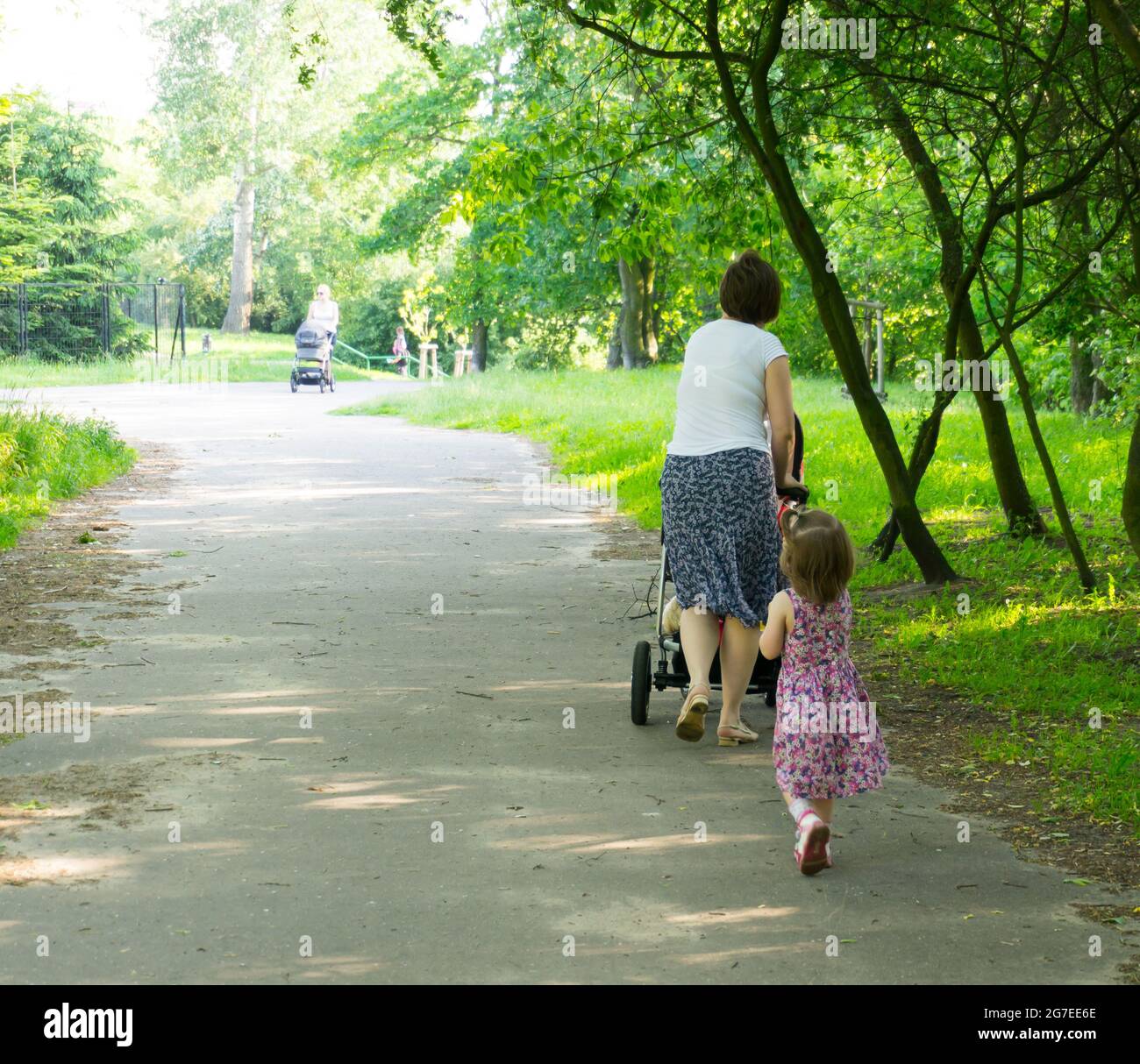 POZNAN, POLOGNE - 22 mai 2014 : une femme avec une poussette et un enfant marchant sur un sentier dans la région de Piastowskie Banque D'Images