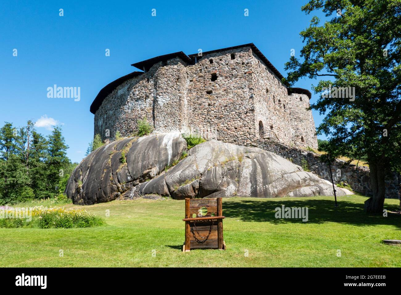Un pilori pour des photos touristiques devant le château médiéval de Raseborg à Rasepori, en Finlande Banque D'Images