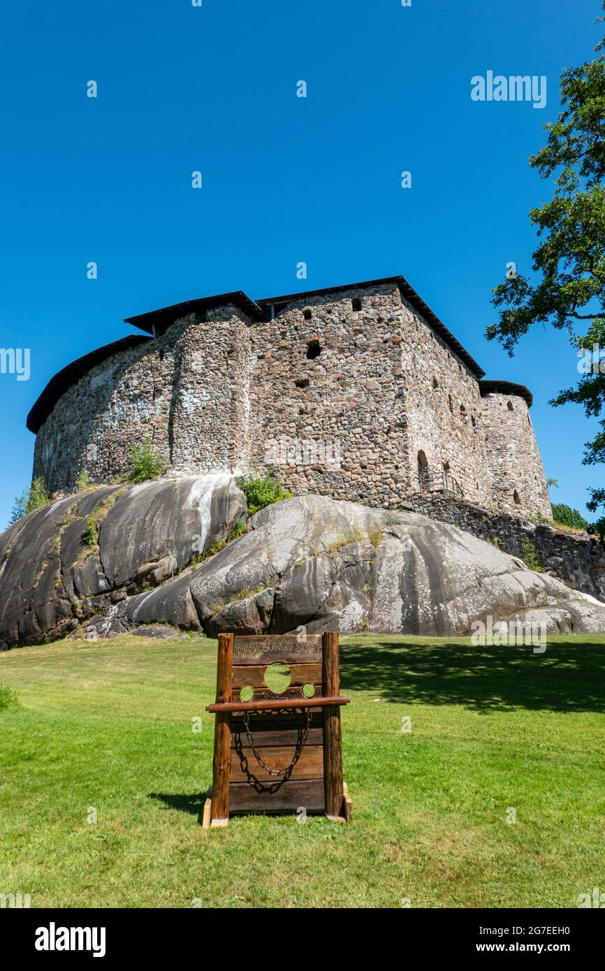 Un pilori pour des photos touristiques devant le château médiéval de Raseborg à Rasepori, en Finlande Banque D'Images