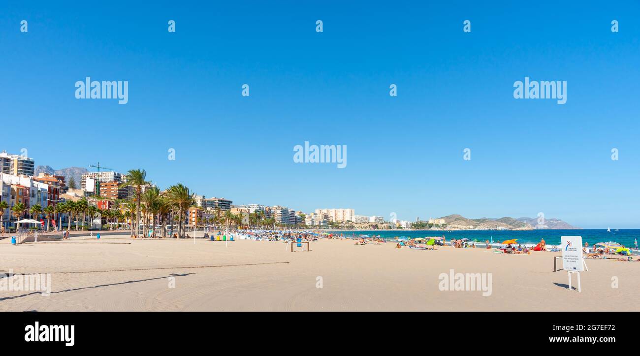 La Vila Joyosa - août 25 2016; été avec parasols et des amateurs de plage sur la plage méditerranéenne à la Vila Joiosa, Alicante Espagne Banque D'Images