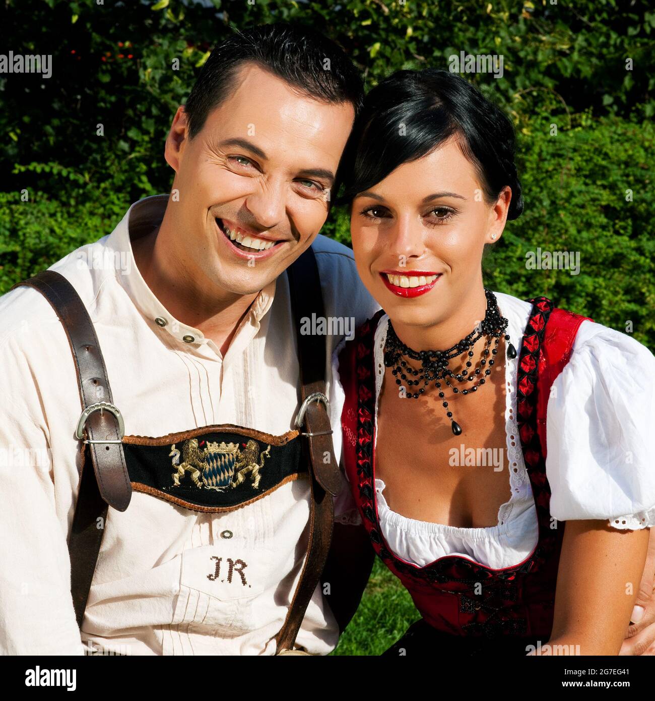 Couple homme et femme en costume traditionnel bavarois Lederhosen et Dirndl Photo Stock Alamy