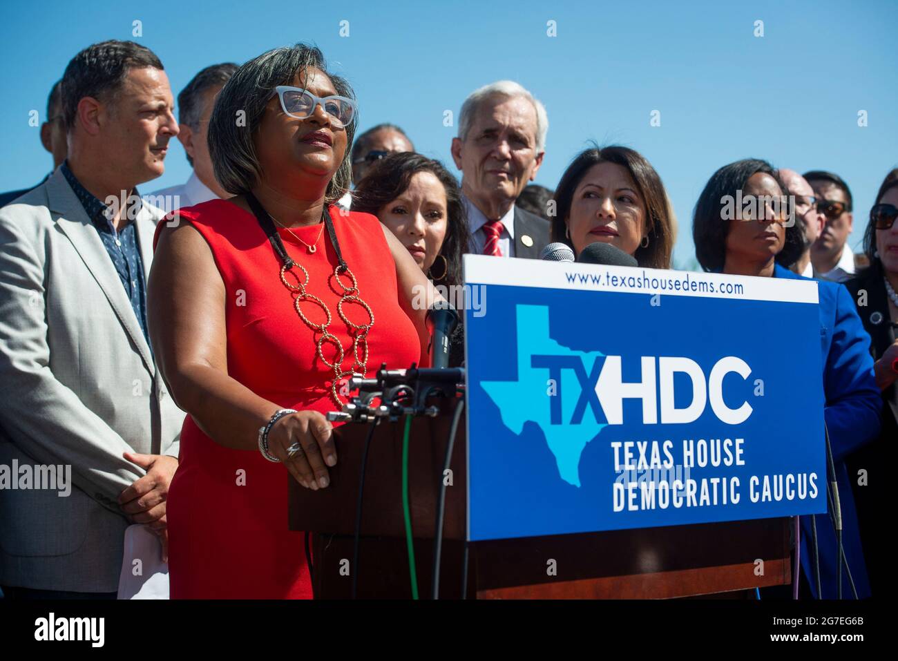 Rhetta Bowers, représentante de l'État du Texas (District D 113), est rejointe par un groupe de membres démocrates de la Chambre des représentants du Texas, lors d'une conférence de presse sur les droits de vote à l'extérieur du Capitole des États-Unis, à Washington, DC, le mardi 13 juillet 2021. Afin d'empêcher les Républicains d'adopter de nouvelles restrictions électorales, la Chambre des représentants de l'État du Texas est arrivée à l'aéroport international de Dulles hier soir après avoir fui leur État à l'aide d'une paire de jets d'affrètement. Crédit : Rod Lamkey/CNP Banque D'Images