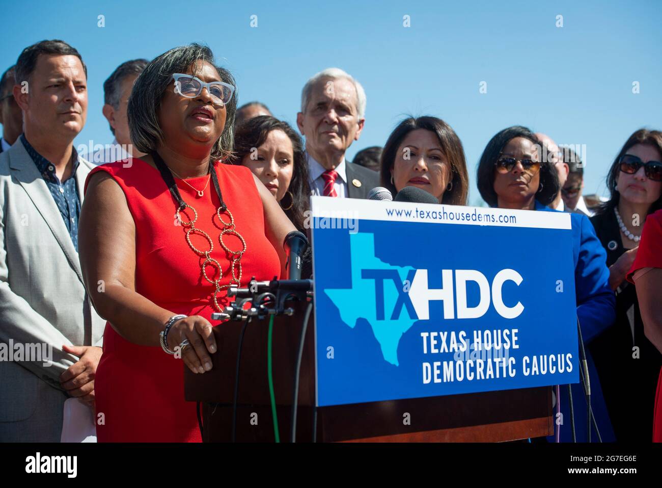 Rhetta Bowers, représentante de l'État du Texas (District D 113), est rejointe par un groupe de membres démocrates de la Chambre des représentants du Texas, lors d'une conférence de presse sur les droits de vote à l'extérieur du Capitole des États-Unis, à Washington, DC, le mardi 13 juillet 2021. Afin d'empêcher les Républicains d'adopter de nouvelles restrictions électorales, la Chambre des représentants de l'État du Texas est arrivée à l'aéroport international de Dulles hier soir après avoir fui leur État à l'aide d'une paire de jets d'affrètement. Crédit : Rod Lamkey/CNP Banque D'Images