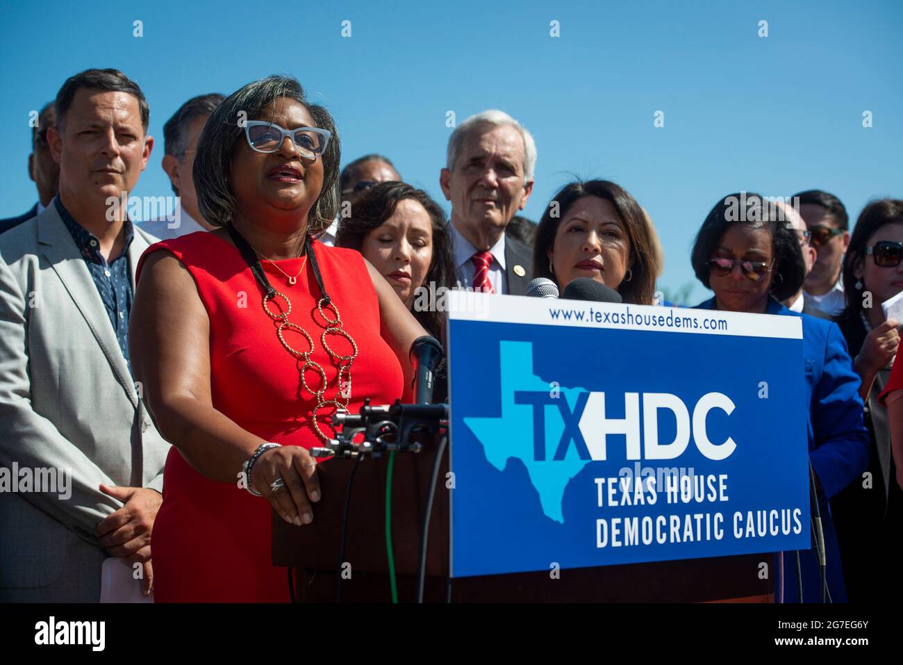 Rhetta Bowers, représentante de l'État du Texas (District D 113), est rejointe par un groupe de membres démocrates de la Chambre des représentants du Texas, lors d'une conférence de presse sur les droits de vote à l'extérieur du Capitole des États-Unis, à Washington, DC, le mardi 13 juillet 2021. Afin d'empêcher les Républicains d'adopter de nouvelles restrictions électorales, la Chambre des représentants de l'État du Texas est arrivée à l'aéroport international de Dulles hier soir après avoir fui leur État à l'aide d'une paire de jets d'affrètement. Crédit : Rod Lamkey/CNP Banque D'Images