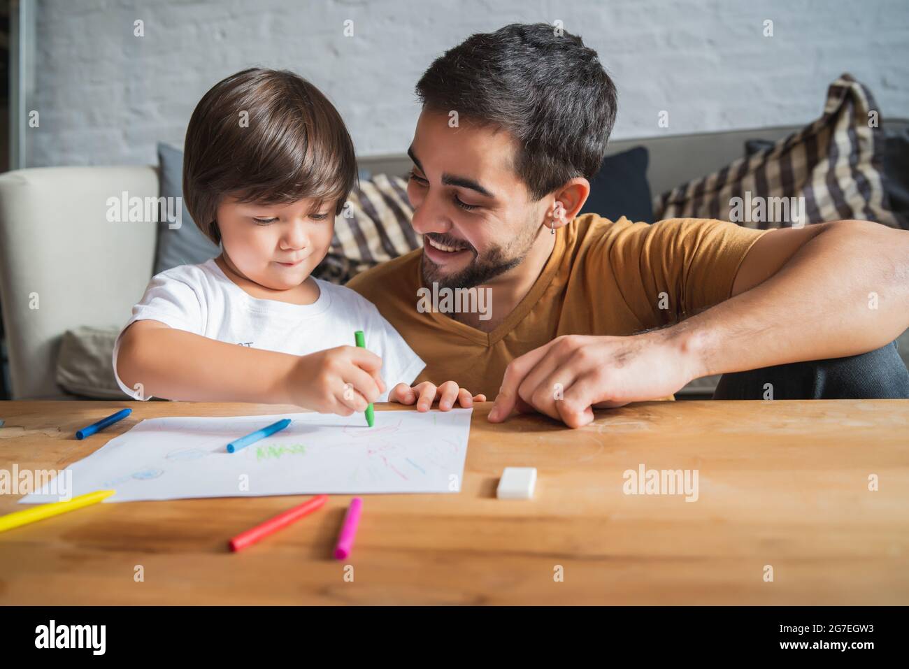 Père et fils jouant ensemble à la maison. Banque D'Images