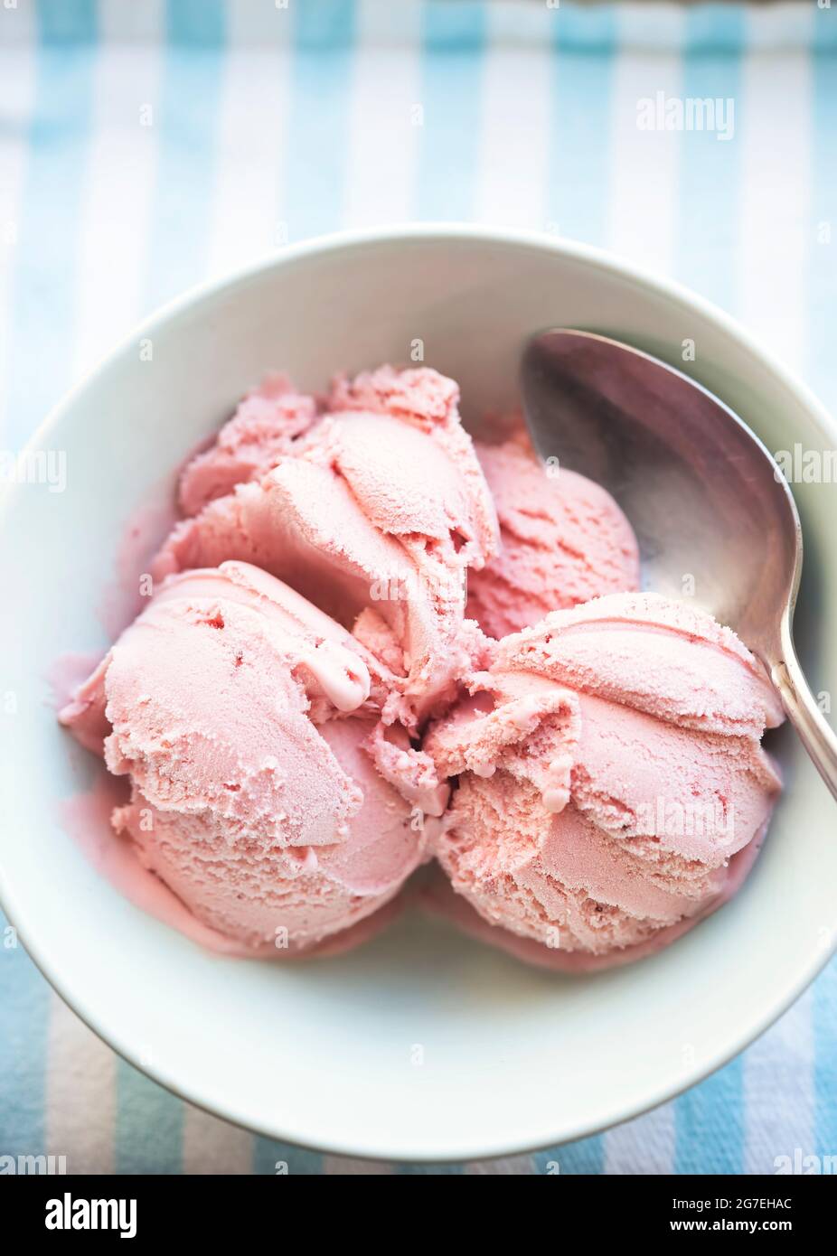 Crèmes glacées aux fraises dans un bol bleu Banque D'Images