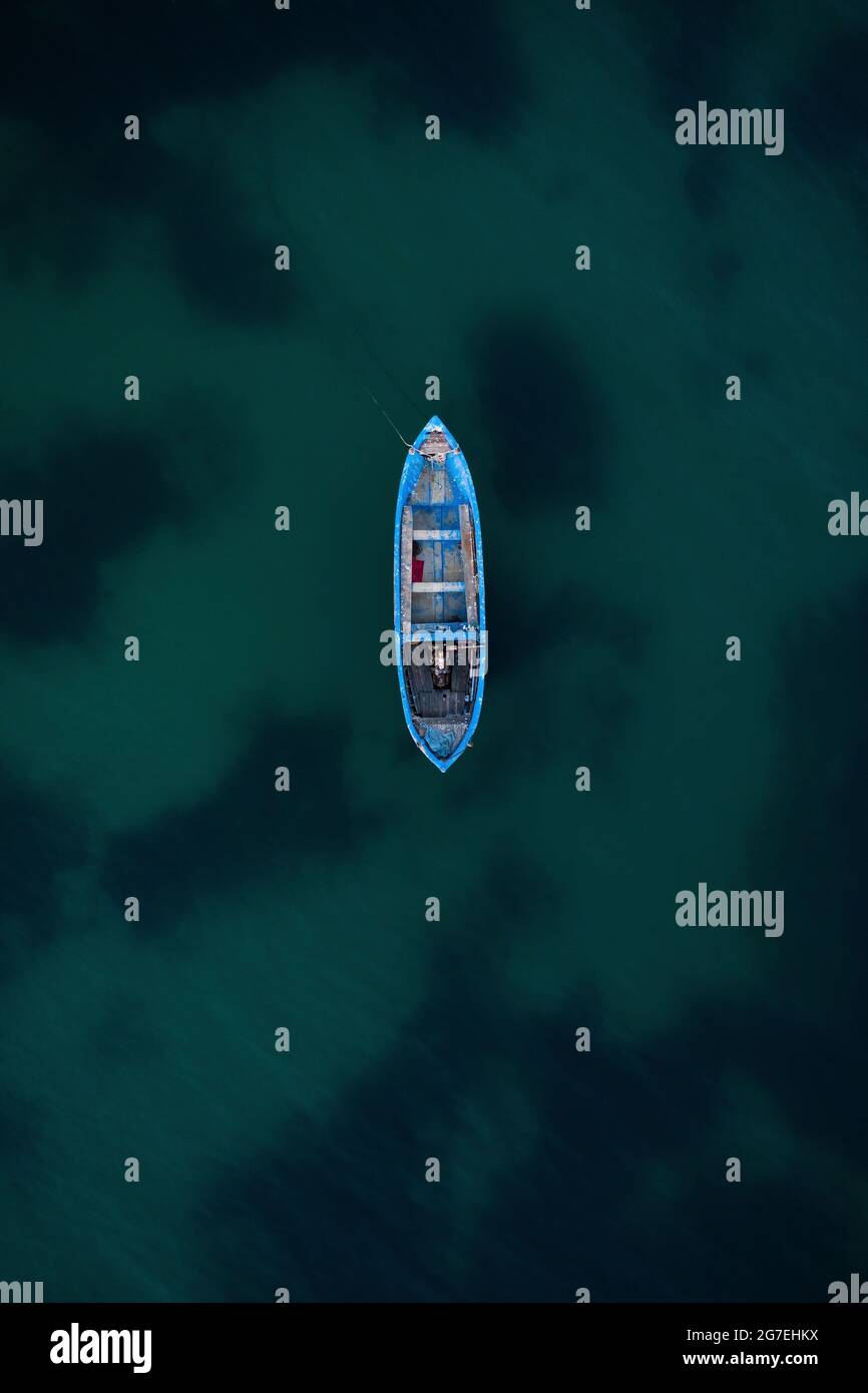 Vue aérienne sur un vieux bateau de pêche en mer Banque D'Images