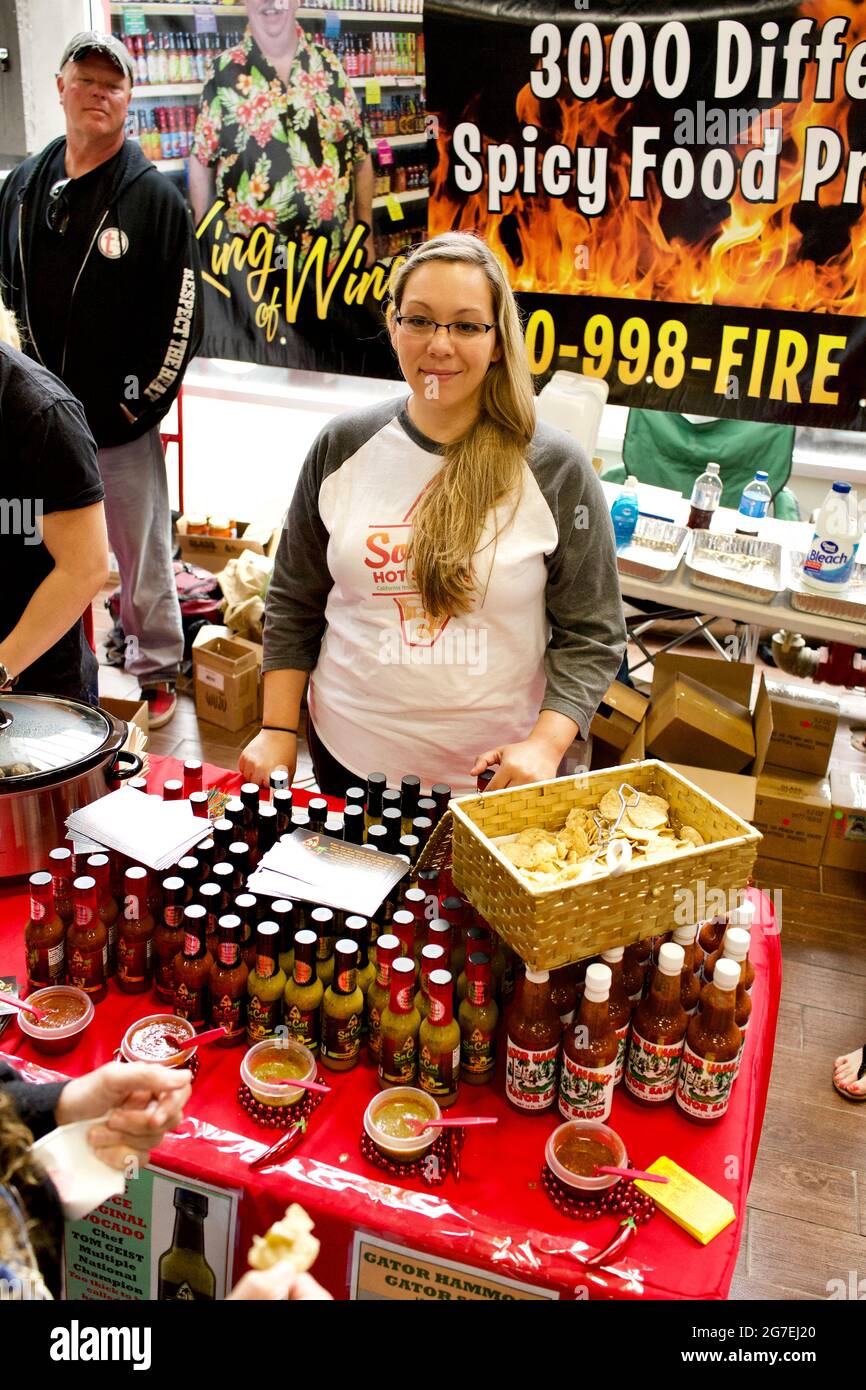La NYC Hot sauce Expo 2017 a eu lieu au Brooklyn Expo Center. De nombreux vendeurs de sauce chaude partagent des échantillons de leurs produits. Banque D'Images