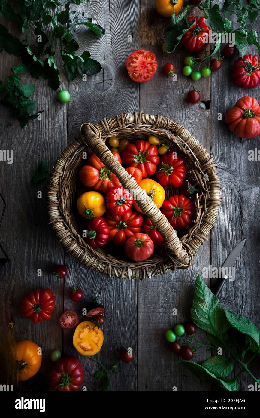 Un panier de tomates à l'ancienne Banque D'Images