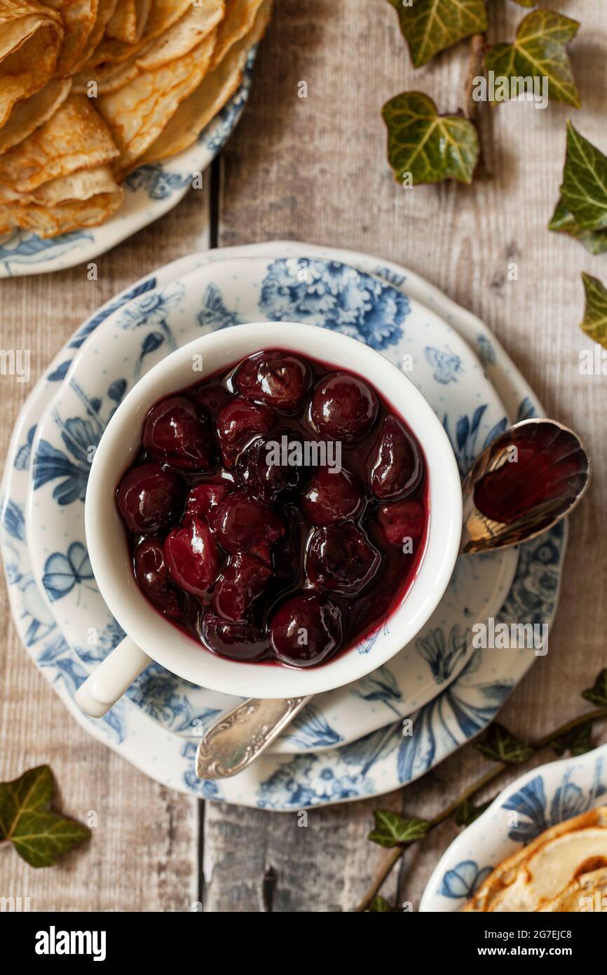 Sauce aux cerises (jubilé des cerises) dans une tasse de thé Banque D'Images