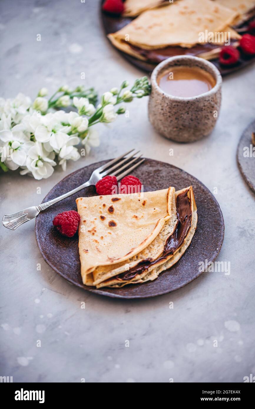 Crêpe avec tartinade au chocolat servie sur une assiette Banque D'Images