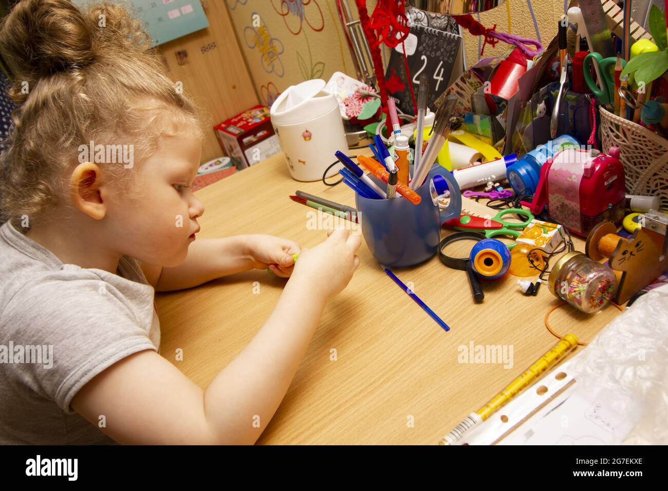 Une petite fille s'engage avec enthousiasme dans la créativité des enfants. Concept d'éducation préscolaire. Banque D'Images