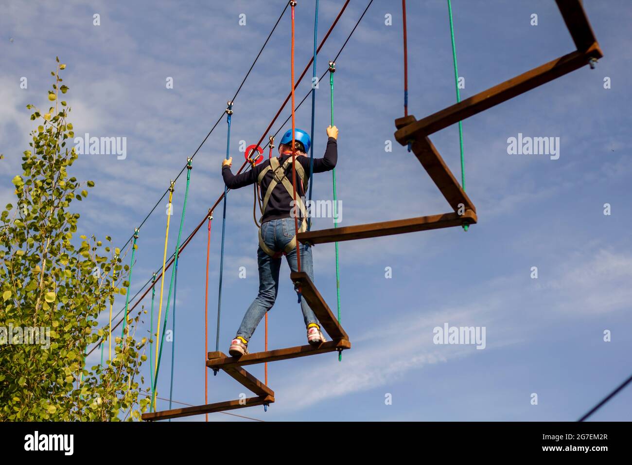 La jeune fille est formée à l'alpinisme à des cours spéciaux pour enfants. Le concept du développement du sport pour les enfants et les jeunes. Banque D'Images