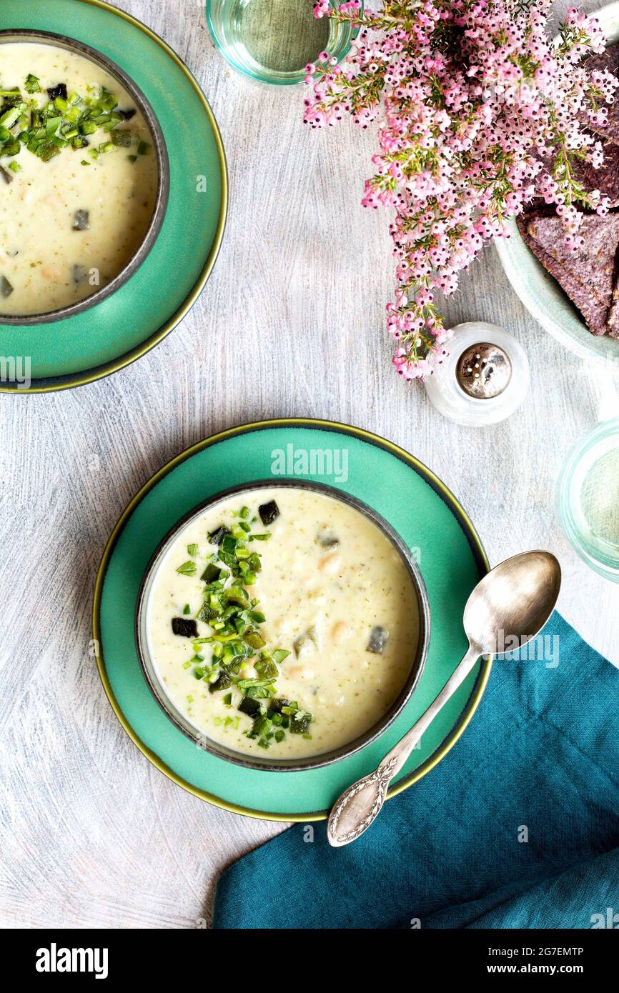 Soupe de haricots blancs de Cilantro de Poblano rôtie Banque D'Images