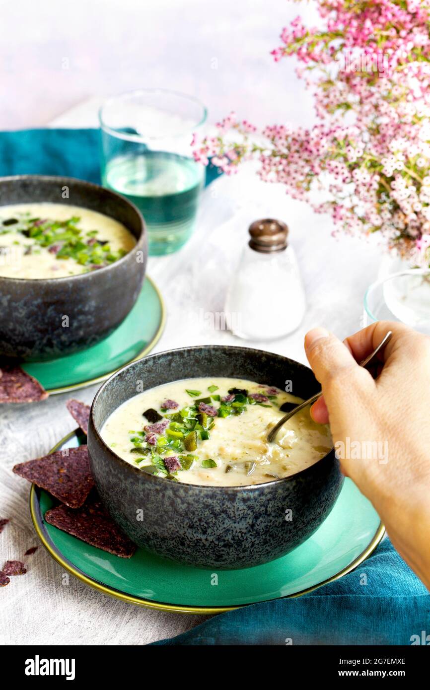 Soupe de haricots blancs de Cilantro de Poblano rôtie Banque D'Images